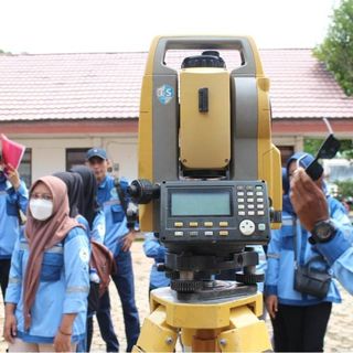 Mahasiswa berkumpul mengelilingi total station di halaman kampus