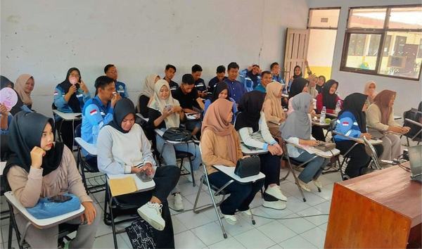 Ruang kelas penuh mahasiswa dalam perkuliahan tatap muka